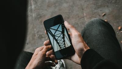 Phone screen hands 4k wallpaper