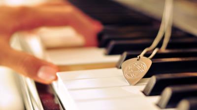 Piano keys hands music mediato 4k wallpaper