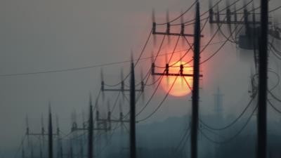 Pillars wires sun 4k wallpaper