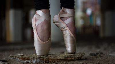 Pointe ballerina legs 4k wallpaper