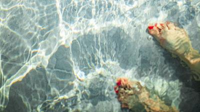 Pool legs glare 4k wallpaper