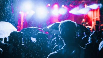 Rain crowd silhouettes 4k wallpaper