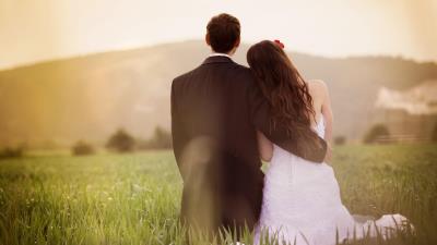 Romantic couple in field 8k wallpaper