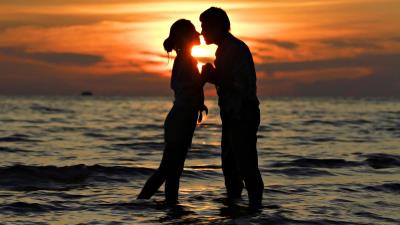 Sunset love romantic couple 8k wallpaper