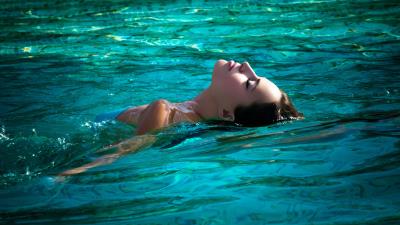 Women model water wet swimming closed eyes 8k wallpaper