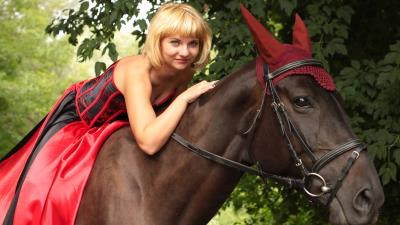 Blonde woman on a horse 8k wallpaper