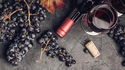 Bottle Glass Grapes Wine Ultra HD 8k wallpaper