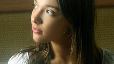 Brunette looking away 8k wallpaper