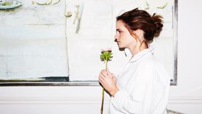 Emma watson holding flower qhd 8k wallpaper