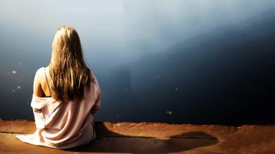 Girl looking fog 8k wallpaper