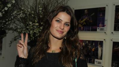 Isabeli fontana wearing little makeup 8k wallpaper