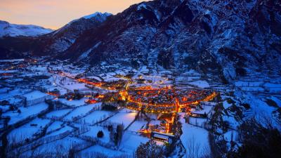 Light Mountain Spain Village 8k wallpaper