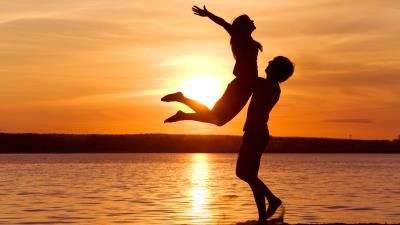 Pair feelings freedom tenderness support sunset romance relations 8k wallpaper