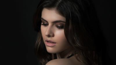 alexandra daddario 2019 new y8 wallpaper