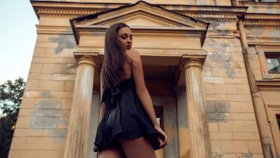 Black clothing girl looking back 4k qj wallpaper