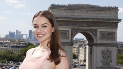 emilia clarke arc de triomphe 1e wallpaper
