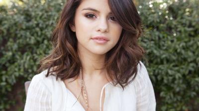 selena gomez closeup face 2t wallpaper
