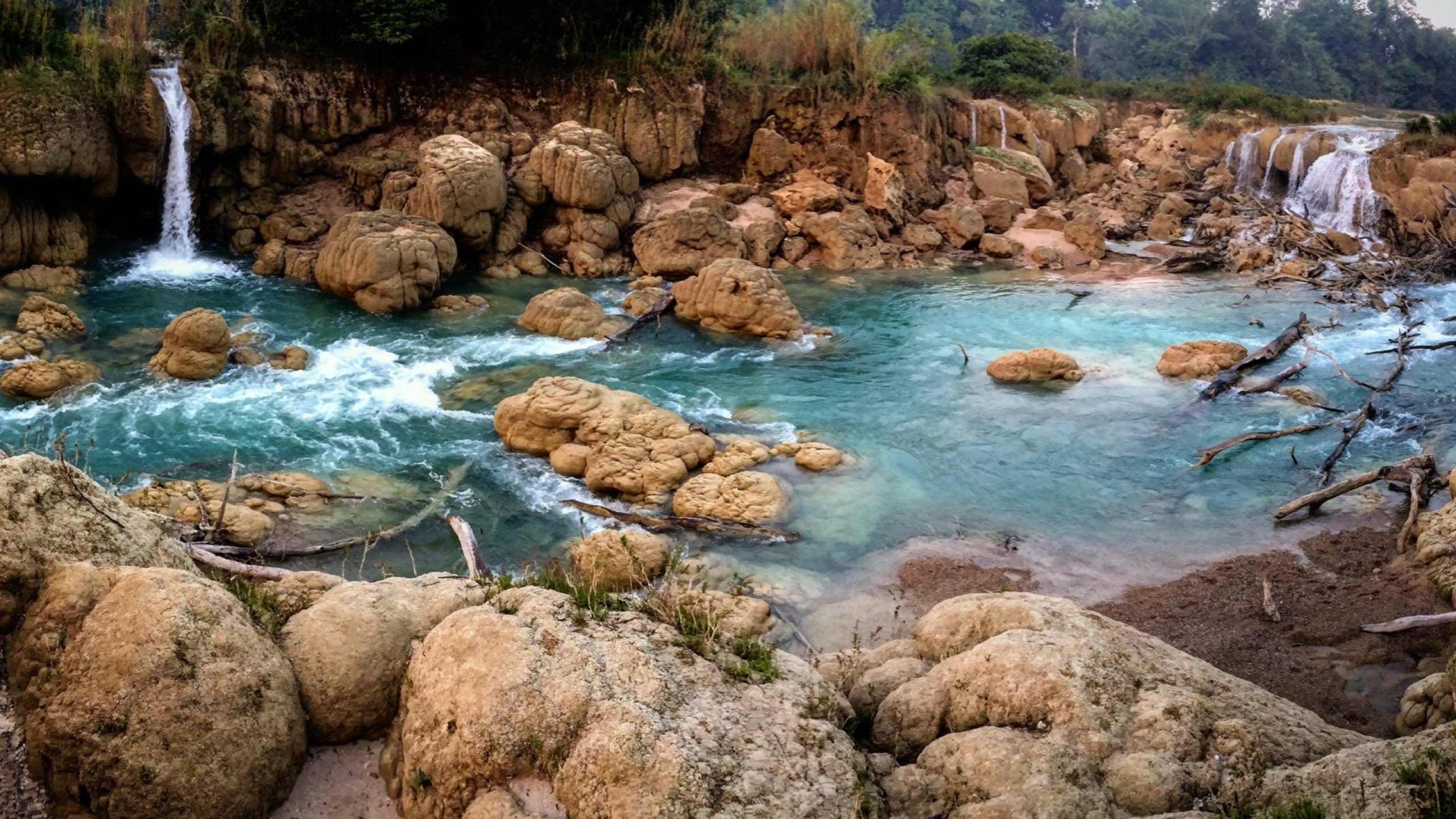 Blue Waterfall in Chiapa 2k Wallpaper