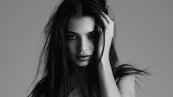 Emily Ratajkowski Monochrome Wallpaper Wallpaper