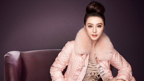 Fan Bingbing Sitting On The Couch Wallpaper