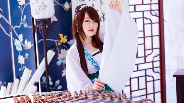 Geisha Wearing White wallpaper