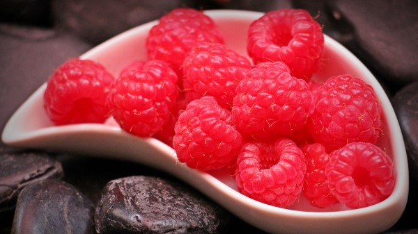Raspberry Berry Ripe Saucer wallpaper