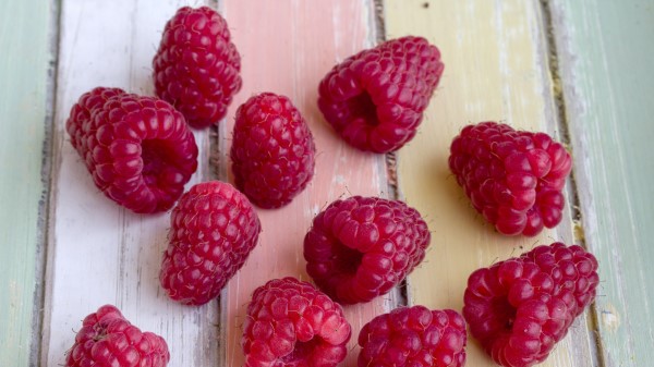 Raspberry Berry Ripe Table wallpaper