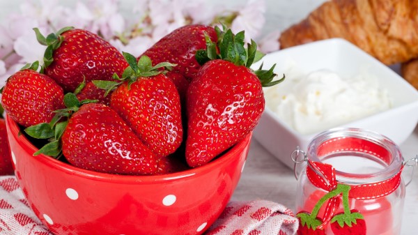 Strawberries Cream Juicy Wallpaper