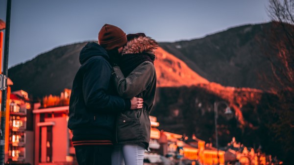 Couple Kiss Love Wallpaper