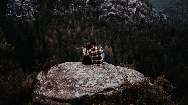 Couple Rocks Mountains Top Love Wallpaper