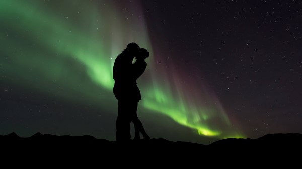 Couple Silhouettes Hugs Love Wallpaper