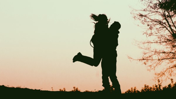 Couple Silhouettes Love Hugs Wallpaper