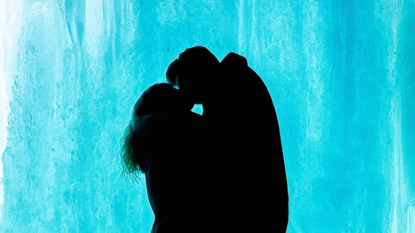 Love Lovers Kiss Wallpaper