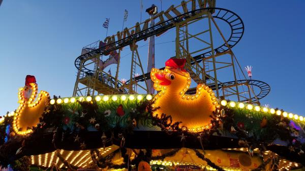 Carousel Berlin Attraction Ducks wallpaper