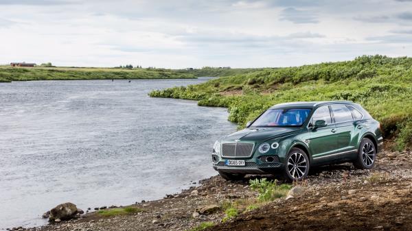 Bentley Bentayga Side View Wallpaper