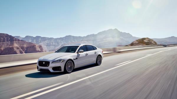 Jaguar Xf S Awd Belyj Vid Sboku Dvizhenie wallpaper