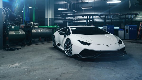 White Lamborghini Huracan wallpaper