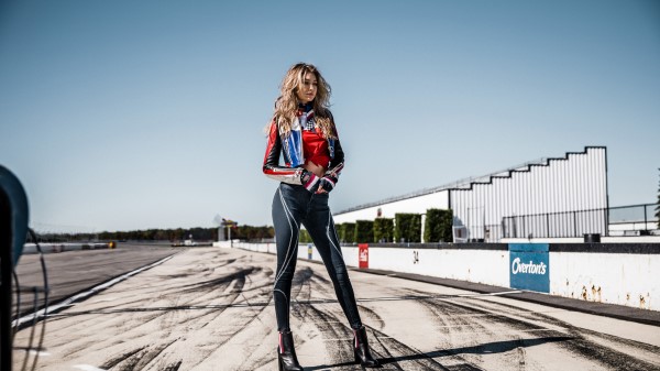 Gigi Hadid Tommy Hilfiger Campaign 2o Wallpaper