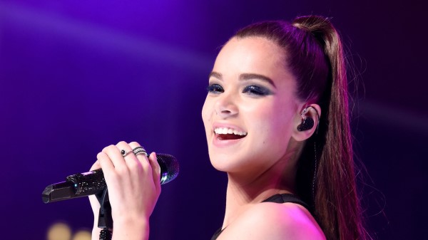 Hailee Steinfeld Singer Cute Smile Live Performing 2018 Dm Wallpaper
