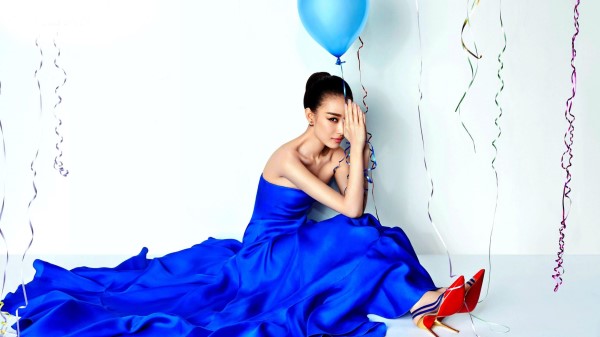 Ni Ni In A Blue Dress Holding A Blue Balloon wallpaper