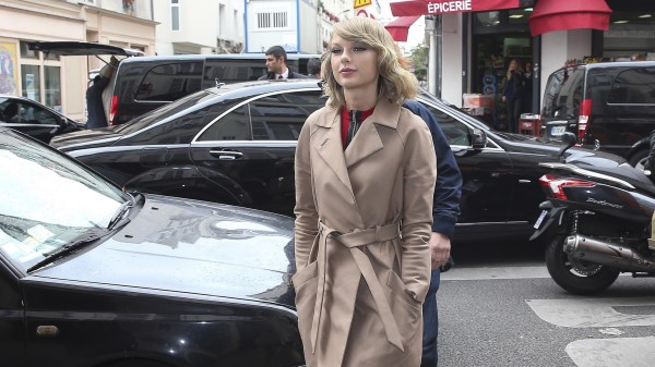 Taylor Swift On The Street wallpaper