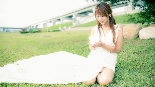 Xiao Xi Holding Feathers wallpaper