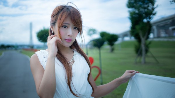 Xiao Xi Holding Her Dress wallpaper