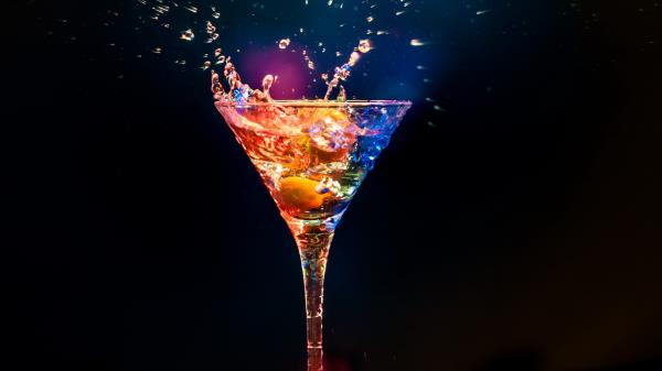 Drink Glow Black Background Spray wallpaper