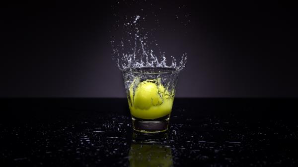 Lemon Glass Water Spray wallpaper