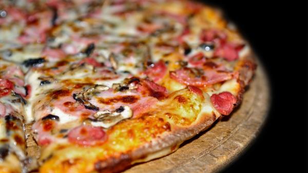 Pizza Stuffing Macr wallpaper