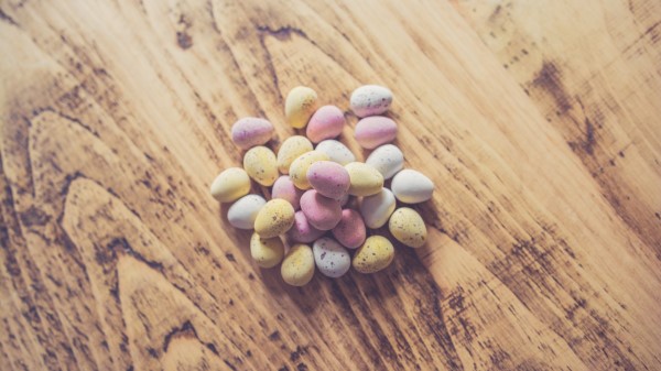 Quail Eggs Colorful Table Wallpaper