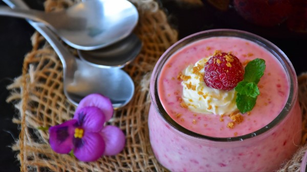 Raspberry Dessert Cream wallpaper