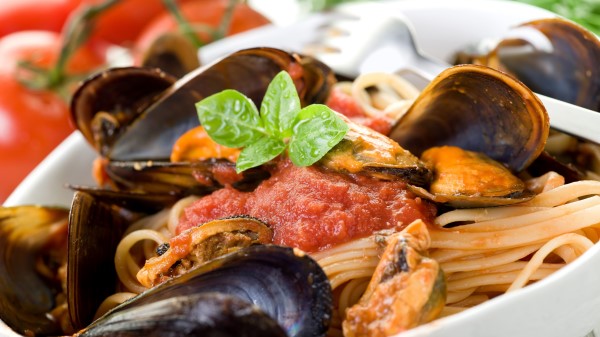 Spaghetti Oysters Tomatoes Ketchup Greens wallpaper