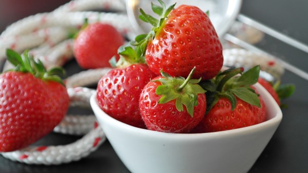 Strawberry Berry Plate Rope wallpaper